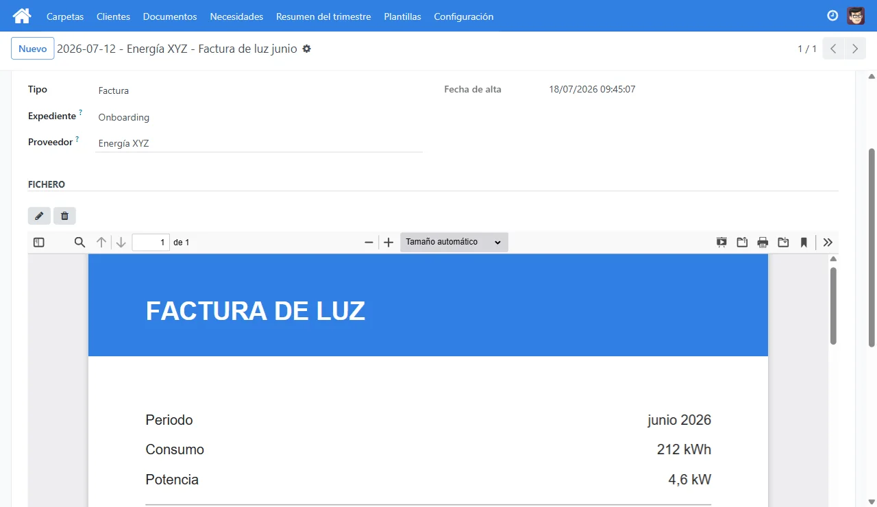 Ficha de un documento con la factura en PDF vista dentro del panel